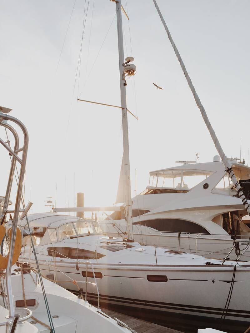Zeilboot aangemeerd in een jachthaven tussen andere boten