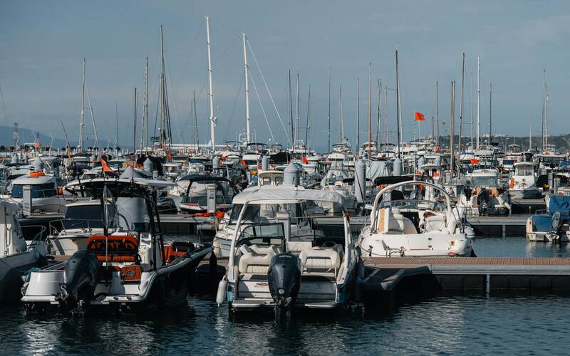 Verschillende boten aangemeerd in een drukke jachthaven